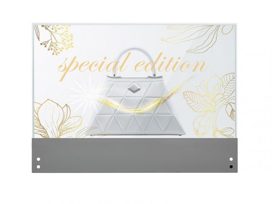 Weiße Designer-Handtasche (Special Edition) vor floralem Hintergrund mit goldenen Linien und der Aufschrift "special edition" in eleganter Goldschrift oben; stilvolles, modernes Accessoire für Damen.