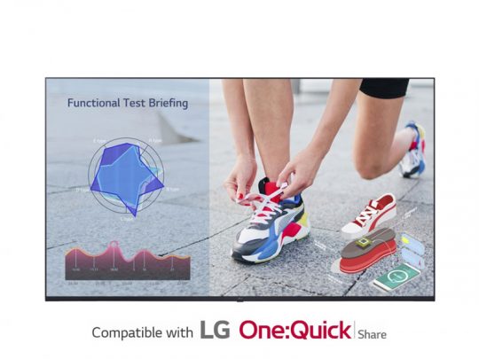 TV-Bildschirm zeigt Fitnessdaten-Diagramme, während eine Person kniet und ihren Laufschuh bindet; am unteren Bildrand sind illustrierte Grafiken von Smart-Schuhen und Wearables zu sehen. Text auf dem Bildschirm weist auf die Kompatibilität mit LG One:Quick Share hin. Modernes Fitness-Gadget für vernetztes Training.