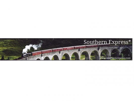 Dampflok mit roten Waggons überquert ein steinernes Viadukt in grüner Landschaft; oben rechts steht "Southern Express" und die Website www.southernexpress.com.