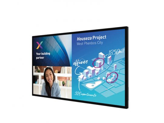 Digitaler Bildschirm mit einer Projektpräsentation des "Houseza Project West Phenbos City"; zu sehen ist eine lächelnde Frau, bunte Grafiken von Gebäuden und Balkendiagramme mit Daten zu Büros und Apartments.