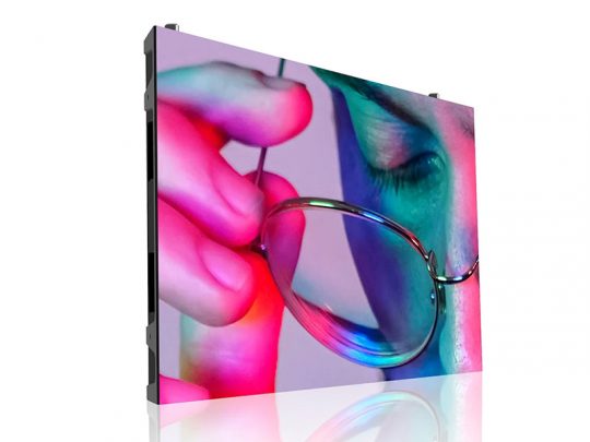 Nahaufnahme einer Person, die eine Brille nahe ans Gesicht hält; farbenfrohes Licht in Pink, Blau und Grün reflektiert auf Haut und Brillengläsern. Szene wird auf einem schräg stehenden LED-Bildschirm präsentiert - ideal zur Produktpräsentation moderner LED-Displays mit brillanten Farben und klaren Details.
