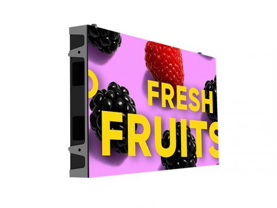 Digitaler Bildschirm "FRESH FRUITS" mit Brombeeren und einer Himbeere auf rosa Hintergrund; gelber Schriftzug. Der rechteckige Monitor ist aus schräger Perspektive zu sehen, sodass die Seite und der Rahmen sichtbar werden. Perfekt für Werbung von frischem Obst oder digitalen Werbedisplays.