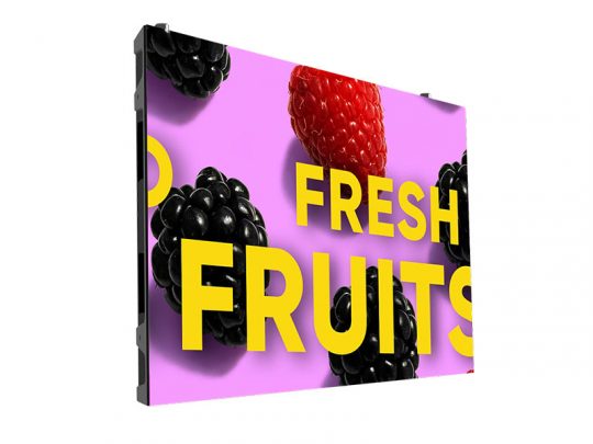 Digitales Display mit Foto von Brombeeren und einer Himbeere auf rosa Hintergrund; im Bild steht in großer gelber Schrift "FRESH FRUITS". Das Display bewirbt frisches Obst.