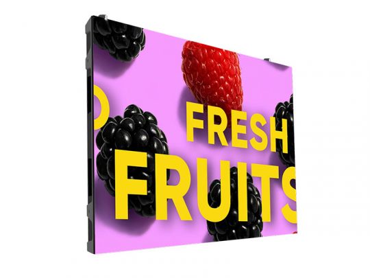 Digitales Display mit Abbildung von schwarzen Brombeeren und einer roten Himbeere auf rosa Hintergrund, darüber in großer gelber Schrift der Text "FRESH FRUITS". Das Bild wirbt für frische Beerenobstsorten.