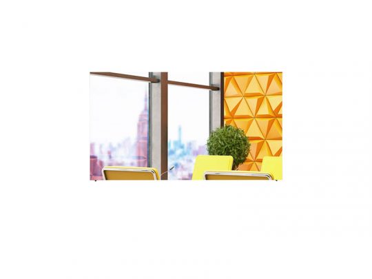 Modernes Büro mit gelben Stühlen, einer grünen Zimmerpflanze und geometrischem Wandelement in Gelb; große Fenster bieten Blick auf unscharfe Skyline im Hintergrund. Ideal für Office-Inspiration und Inneneinrichtungsideen.