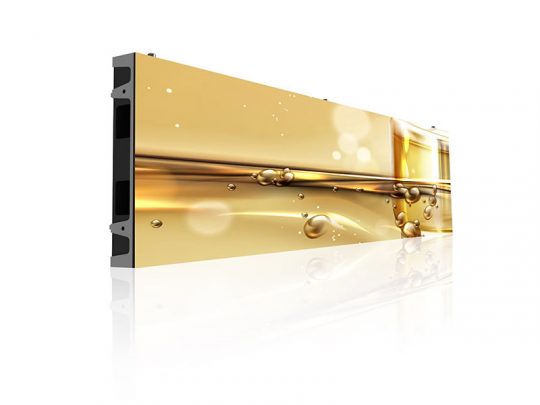 LED Display Panel "Golden Bubbles" - Rechteckiges, schlankes LED-Display zeigt eine goldene, sprudelnde Flüssigkeit mit feinen Blasen. Das Panel steht vor weißem Hintergrund auf spiegelnder Oberfläche. Hochwertiges LED-Bild für moderne Raumgestaltung und Werbezwecke. SEO-Schlüsselwörter: LED-Anzeigetafel, goldene Flüssigkeit, Sprudel-Effekt, modernes Wandbild.