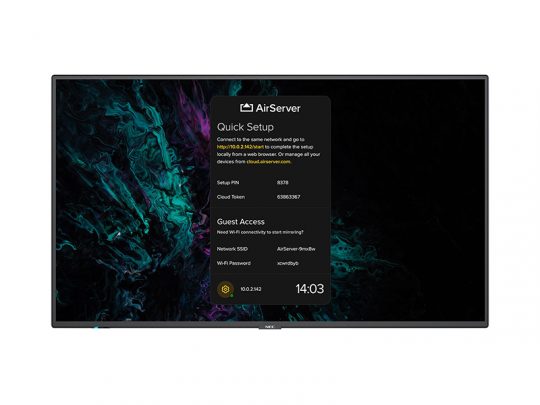 Ein Flachbildschirm zeigt das AirServer Quick Setup Menü mit Einrichtungs-PINs, einem Cloud-Token, Details zum Gastzugang und der aktuellen Uhrzeit (14:03) vor dunkel-abstraktem Hintergrund.