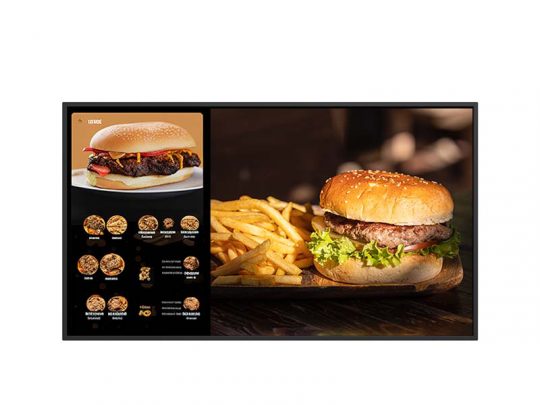 Digitales Menüdisplay mit großem Bild eines saftigen Cheeseburgers und Pommes auf der linken Seite; rechts sind verschiedene Burger- und Sandwich-Angebote mit Bildern und Namen gelistet. Das Display zeigt anschaulich das Angebot für ein Burger-Restaurant.